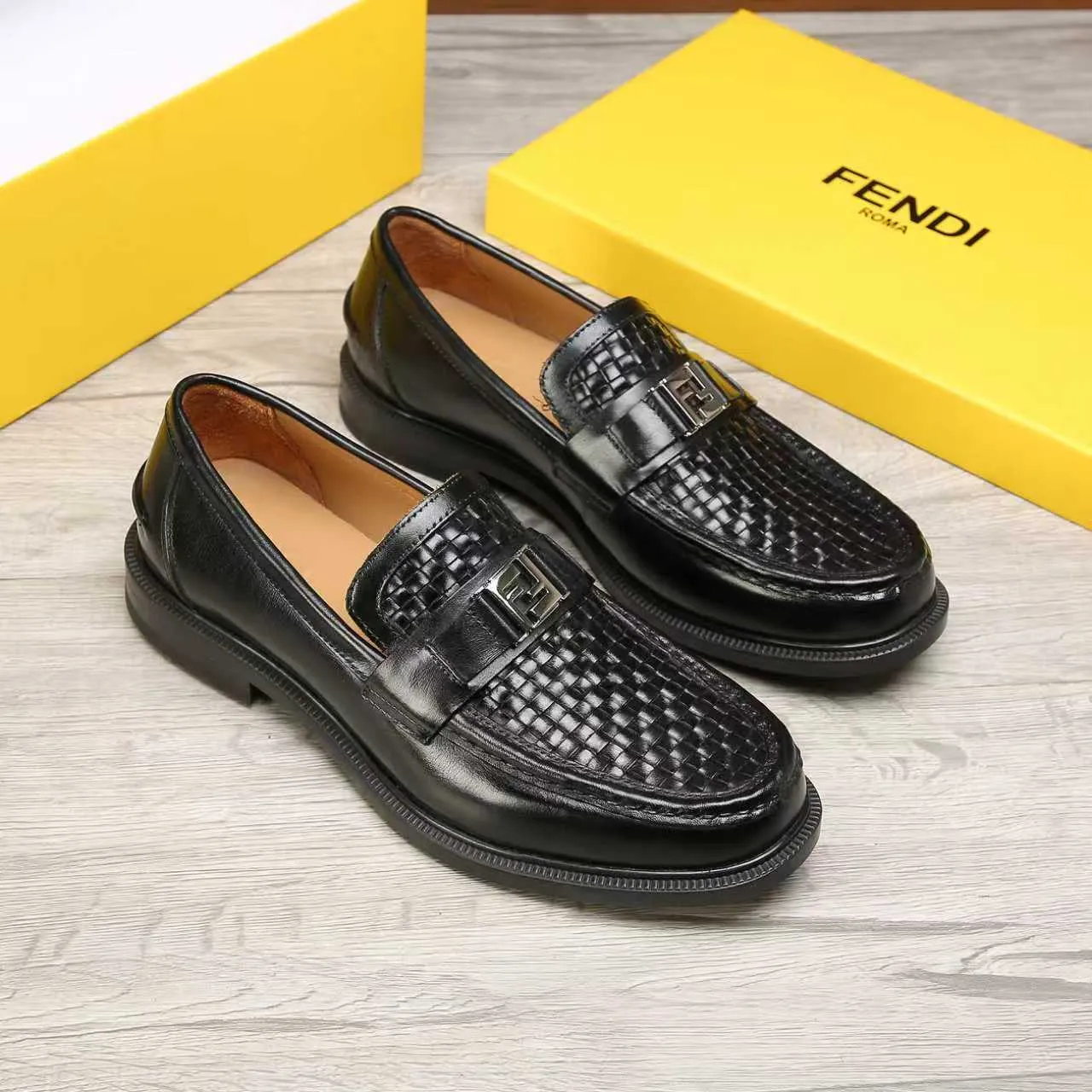 Men's men's shoes 💰 540 💰 Water dyed cowhide 🆘 The latest FENDI ( Fendi ) new casual leather shoes 🕶️🕶️ Simple routing effect, showing an elegant and cool driving shoe 🎬Made of Italian 🇮🇹 imported calfskin + first-layer water-dyed cowhide lining🐂Excellent material🎬Detailed workmanship 🤗Comfortable foot feel➰➰. ​Pair it with any outfit to show your taste and temperament, low-key luxury ♻️Design ​simple and elegant ​noble and fashionable 🍃​Very loved and favored by trendy men 💓❤️Size: 38-44 2⃣️colors available